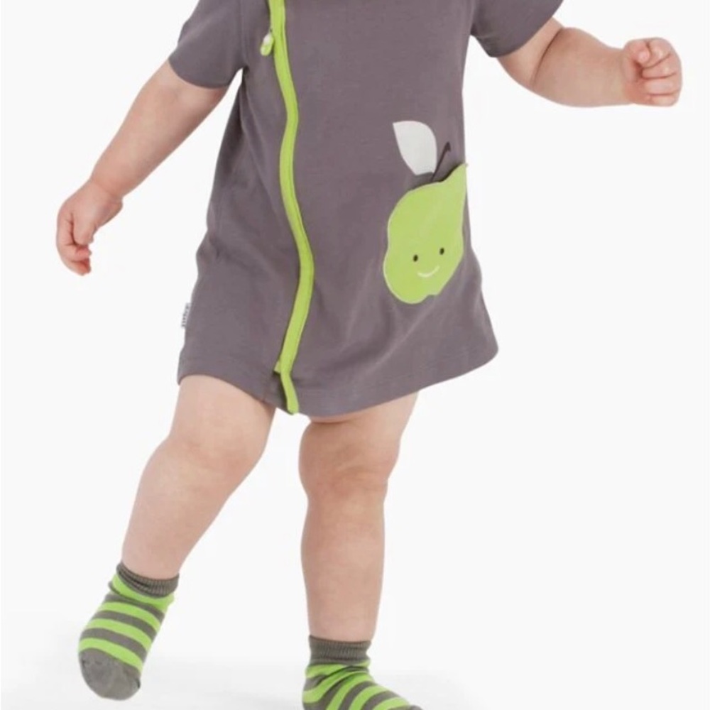 * Zip-up front 
* Soft, rich 100% cotton
* Comes with anadorable Zipit® gift box